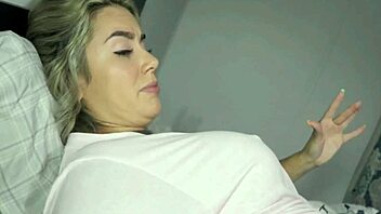 וואו! שיתוף מיטה עם אמא חורגת סקסית הופך לפרוע!