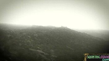 Militær frue slikker fanges fitte i intens lesbisk møte