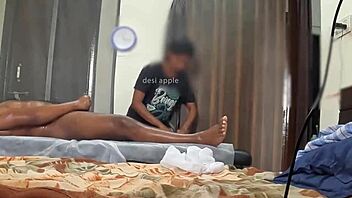 Dva velika crna kurca jebu mokru pičku curice kod kuće