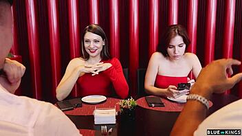 Se La Follan Entre Dos Despues De Que Su Amiga Se Vaya De La Cita De Pareja Y Luego Se Une El Vecino