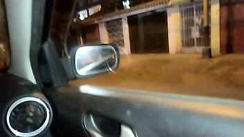 Me encuentro en el AUTO SOLA y con GANAS me TOCO la VAGINA que RICO me MOJO si VERGA