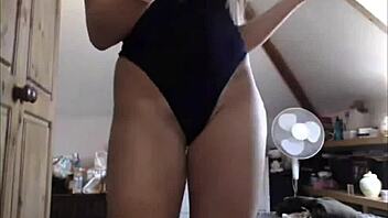 Beautiful girl shows her ass on cam in high definition