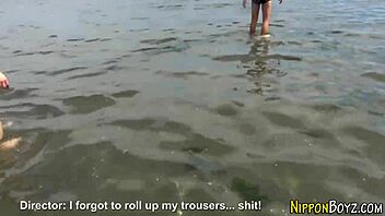 Twinks gay Asia dalam threesome hisap panas