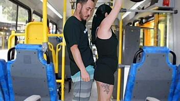 Absurdo, guy rubs cock on morena in public bus till he finishes! 😲