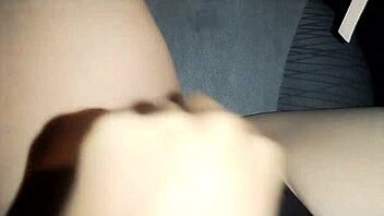 Me encuentro en el AUTO SOLA y con GANAS me TOCO la VAGINA que RICO me MOJO si VERGA