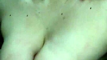 Λεπτομερής πίπα και παιχνίδι με το τεράστιο καυλί του