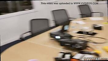 감성 소년이 바지 안 입은 금요일 섹스