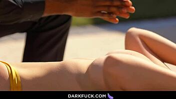 Stor svart kuk i interracial bröstknull och oralsex