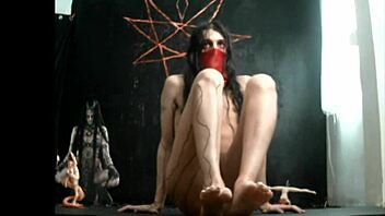 barefoot shemale whore shows off long legs and feet fetish 😍👣