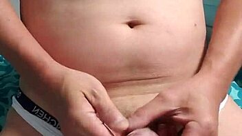 Gej tip drka v spodnjem perilu intenzivno