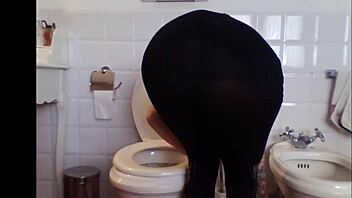 smokin hot babe in miniskirt 😍