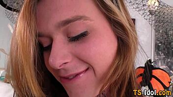 Shemale dominates female’s box in glamorous lingerie with wild facial finish