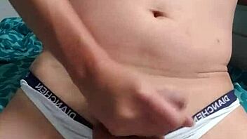 Tip gay se masturbază în chiloți sesiune intensă