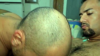 Pareja gay invita vecino para trío bareback con anal y oral