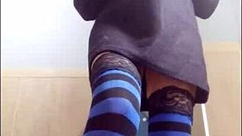 smokin hot babe in miniskirt 😍