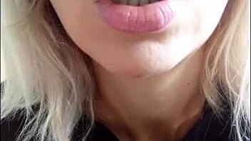 smokin hot babe in miniskirt 😍