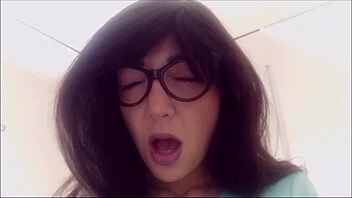 smokin hot babe in miniskirt 😍