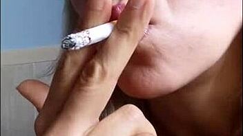 smokin hot babe in miniskirt 😍