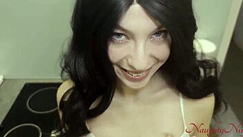 Sigo follando a mi limpiadora curvilínea después de su turno.