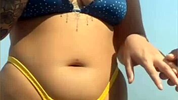 peguei no pau dele, she says while letting him touch her