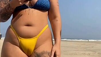 peguei no pau dele, she says while letting him touch her