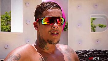 gatinho safado fodendo o tatuado