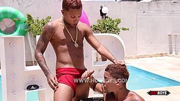 gatinho safado fodendo o tatuado