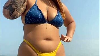 peguei no pau dele, she says while letting him touch her