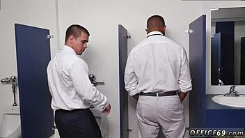 Gars noirs à poil en plans gays intimes avec beaux mecs en slip