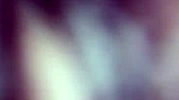 Chorý sebadosahovač s veľkým vtákom pokrýva štíhle telo obrovskou dávkou spermy