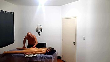 Hän meni hierontaan mutta yllättyi terapeutista joka siemensi häneen 😲