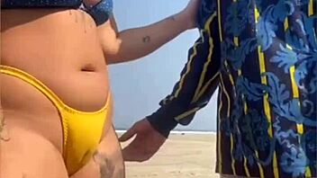 peguei no pau dele, she says while letting him touch her