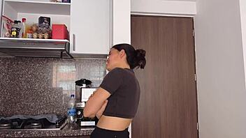 Soy la amante del esposo de mi amiga así que la consuelo con sexo lésbico 😘