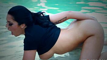 Girl with big tits fingers herself to screaming orgasm in the pool 😍