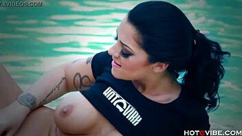 Girl with big tits fingers herself to screaming orgasm in the pool 😍