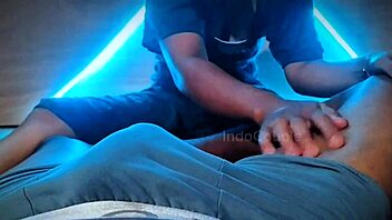 Bokep Indo masseur gets urge to stroke client's cock