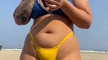 peguei no pau dele, she says while letting him touch her