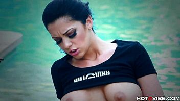 Girl with big tits fingers herself to screaming orgasm in the pool 😍