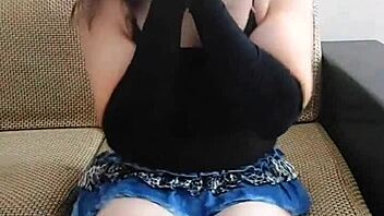 The crossdresser sissy twerks his big white ass in an amateur gay webcam session