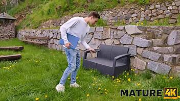 Bueno, esta señora mayor de mature4k seduce totalmente al chico joven de 18+ con facilidad