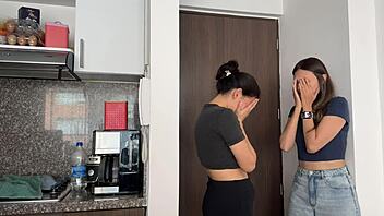 Soy la amante del esposo de mi amiga así que la consuelo con sexo lésbico 😘