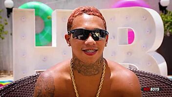 gatinho safado fodendo o tatuado