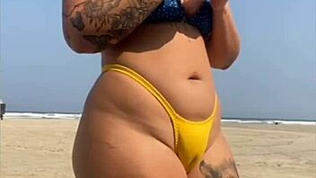 peguei no pau dele, she says while letting him touch her