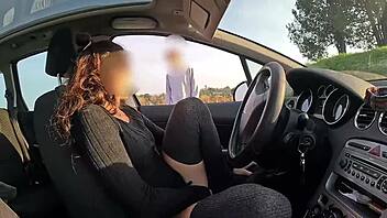 Je défie un inconnu de sentir ma chatte trempée en promenade. Thrill extérieur avec mes courbes brunes exposées !