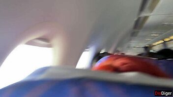 Paja arriesgada en avión lleno expuesta.