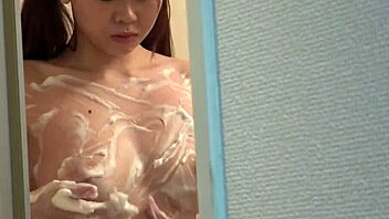 日本のTバックとビキニをウェブカムであなたに見せびらかすのに夢中