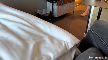 Θετή μητέρα μοιράζεται κρεβάτι ξενοδοχείου και κώλο σε απαγορευμένο ρόλο