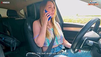 Καυτή μητριά γαμάει σκληρά τον συμμαθητή του γιου σε σκηνή ρόλων στο αυτοκίνητο