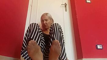 Help your stepmother relax with a foot massage