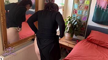 Nie mogłem się oprzeć zdradliwej milf przyjaciółce żony liżącej mi dupę i błagającej o więcej